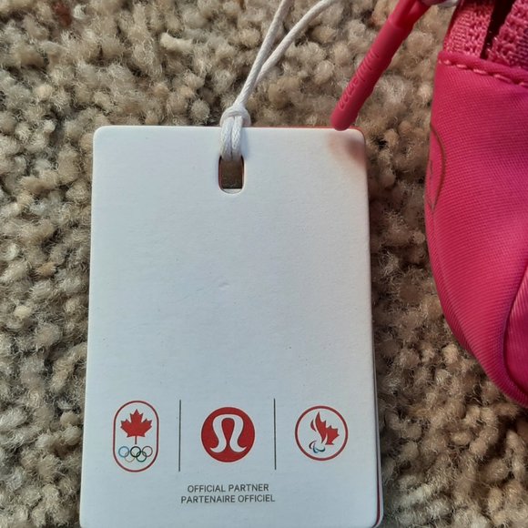 NEW LULULEMON TEAM CANADA FUTURE LEGACY BELT BAG - RARE / NO LONGER SOLD - Picture 3 of 4